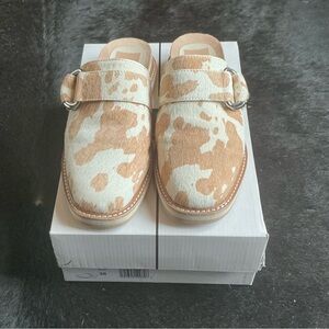 Dolce Vita “Verna” Beige and White Cowhide Mules - size 8